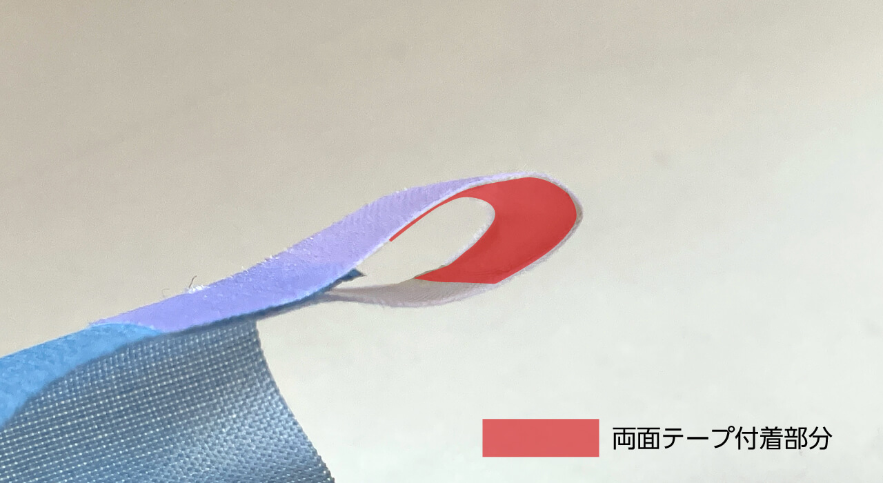 チチの裏側に両面テープを貼り付けた写真