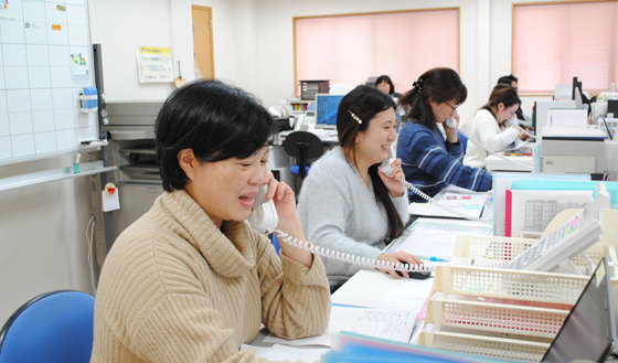 電話窓口の仕事中の写真